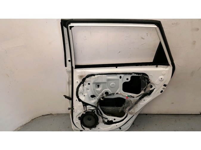 PUERTA TRASERA DERECHA TOYOTA AURIS BLANCA 2016