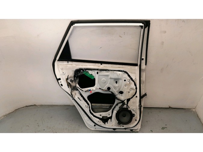 PUERTA TRASERA IZQUIERDA TOYOTA AURIS BLANCA 2016