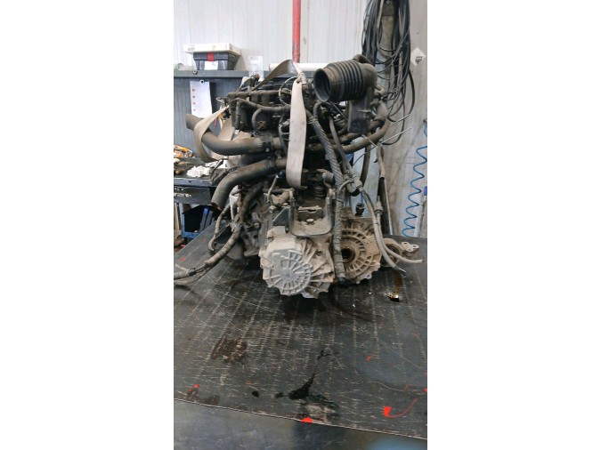 MOTOR CON ACCESORIOS Y CAJA DE CAMBIOS KIA CERATO