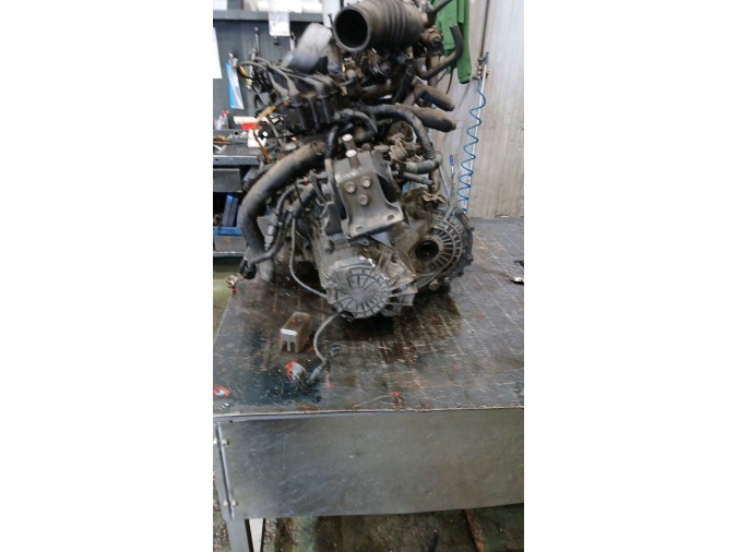 MOTOR CON ACCESORIOS Y CAJA DE CAMBIOS 