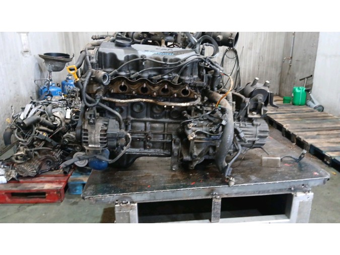 MOTOR CON ACCESORIOS Y CAJA DE CAMBIOS 