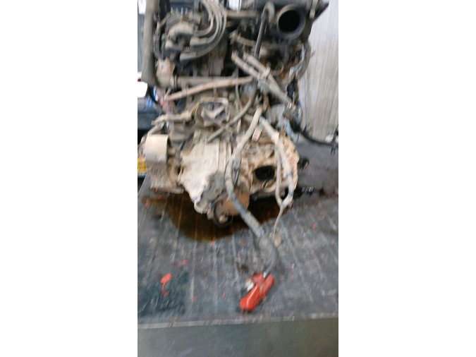 MOTOR CON ACCESORIOS Y CAJA DE CAMBIOS NISSAN PRIMERA