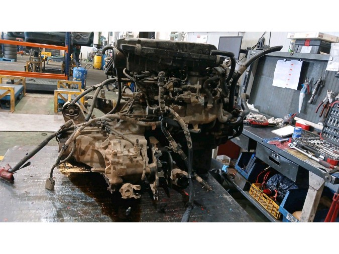 MOTOR CON ACCESORIOS Y CAJA DE CAMBIOS NISSAN PRIMERA