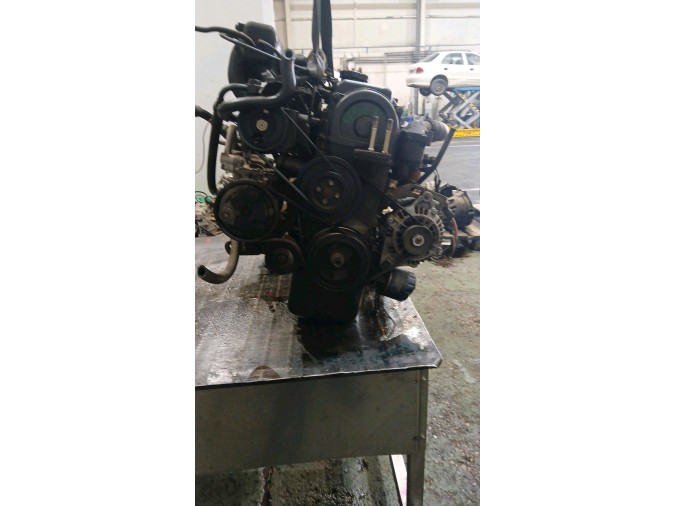MOTOR CON ACCESORIOS Y CAJA DE CAMBIOS 