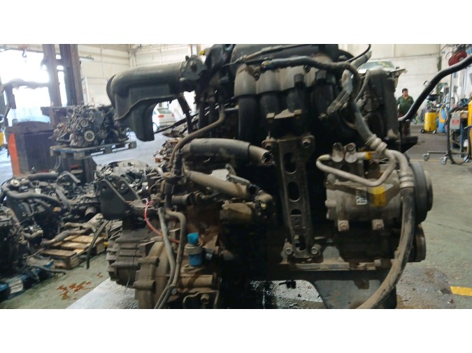 MOTOR CON ACCESORIOS Y CAJA DE CAMBIOS HYUNDAI COUPÉ