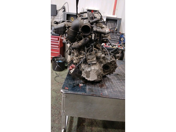 MOTOR CON ACCESORIOS Y CAJA DE CAMBIOS TOYOTA AVENSIS