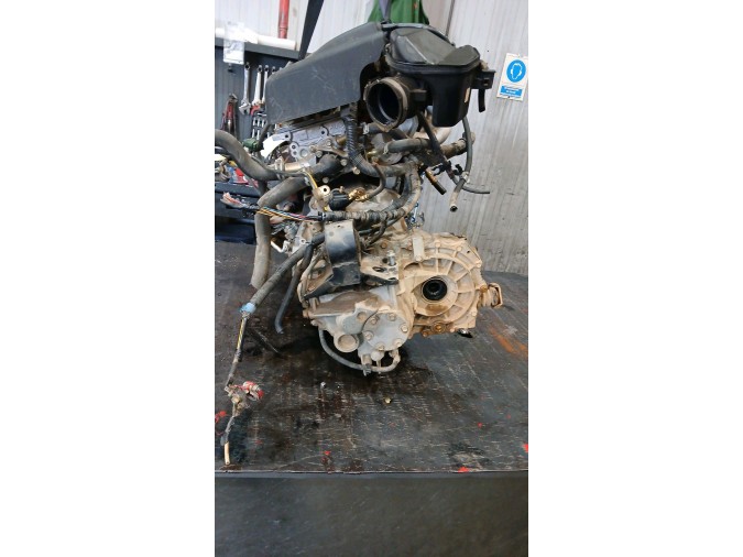 MOTOR CON ACCESORIOS Y CAJA DE CAMBIOS NISSAN PRIMERA