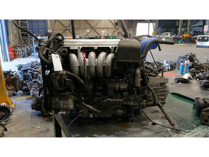MOTOR CON ACCESORIOS SIN CAJA DE CAMBIOS VOLVO 121 1998