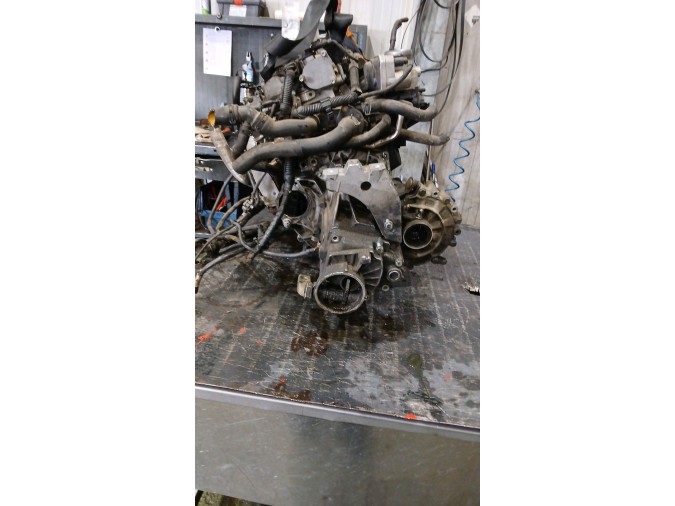 MOTOR CON ACCESORIOS SIN CAJA DE CAMBIOS VOLKSWAGEN BORA 2000