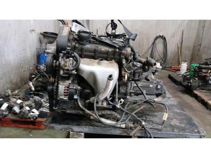 MOTOR CON ACCESORIOS SIN CAJA DE CAMBIOS VOLKSWAGEN BORA 2000