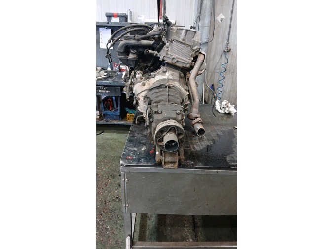 MOTOR CON ACCESORIOS SIN CAJA DE CAMBIOS MERCEDES C 200 1997