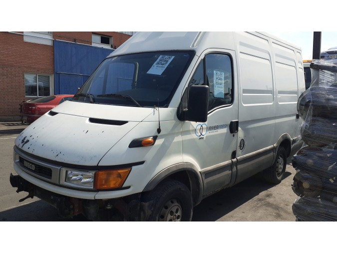 PUERTA TRASERA IZQUIERDA IVECO 35S12 2004