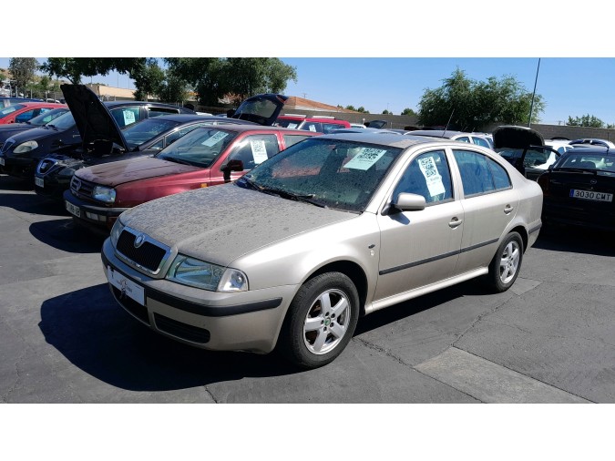 PILOTO TRASERO CENTRAL SKODA OCTAVIA 2004