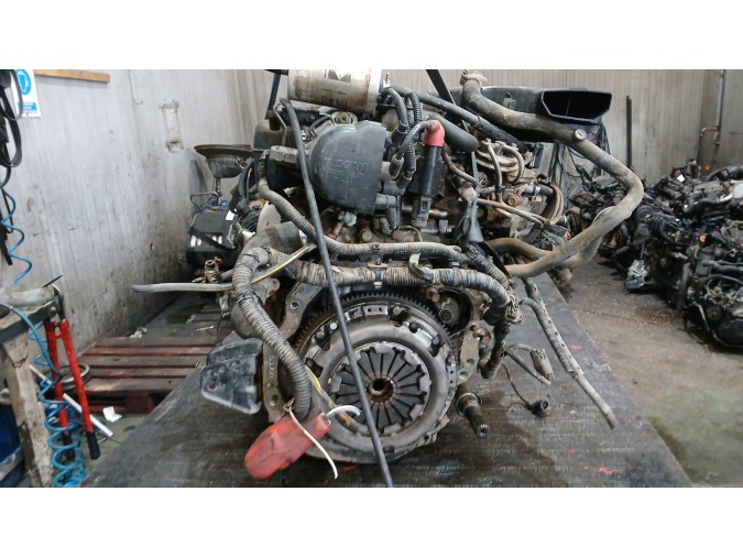 MOTOR CON ACCESORIOS SIN CAJA DE CAMBIOS NISSAN PRIMERA 1993