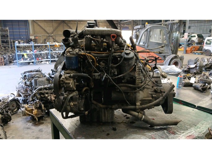 MOTOR CON ACCESORIOS Y CAJA DE CAMBIOS MERCEDES V 230 1997