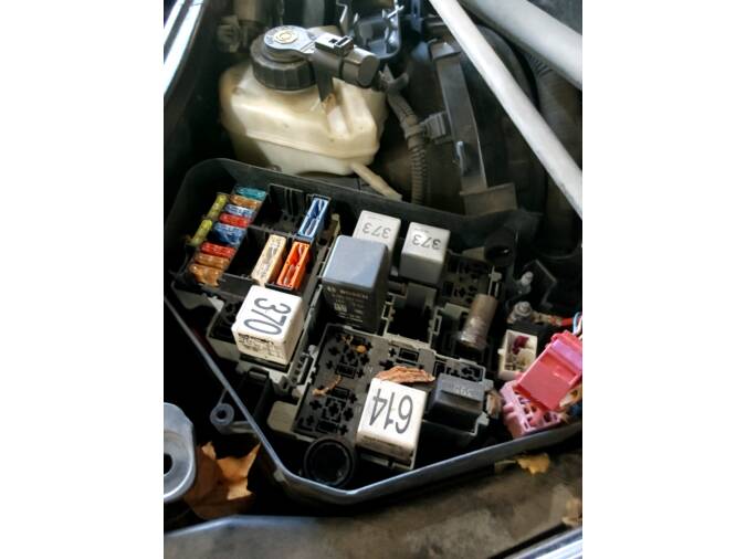 CAJA PORTAFUSIBLES AUDI Q7 2007