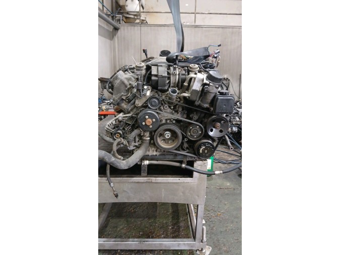 MOTOR CON ACCESORIOS Y CAJA DE CAMBIOS MERCEDES E 500 2002