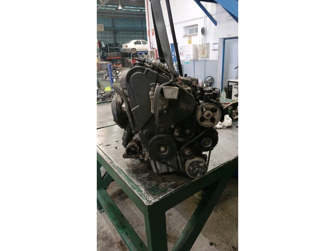 Motor PEUGEOT 206 2001