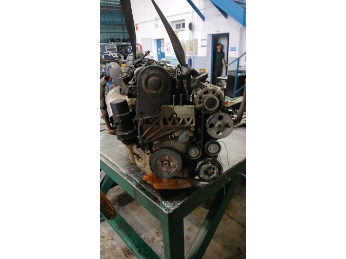 MOTOR CON ACCESORIOS Y CAJA DE CAMBIOS HYUNDAI TRAJET 2003