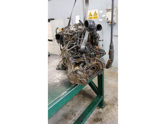 MOTOR CON ACCESORIOS Y CAJA DE CAMBIOS HYUNDAI TRAJET 2003
