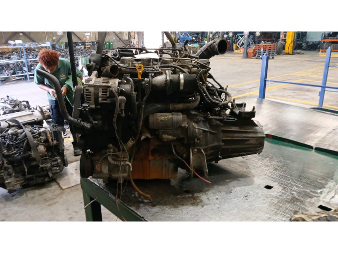 MOTOR CON ACCESORIOS Y CAJA DE CAMBIOS HYUNDAI TRAJET 2003