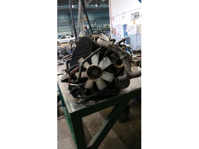 MOTOR CON ACCESORIOS Y CAJA DE CAMBIOS NISSAN VANETTE 1998