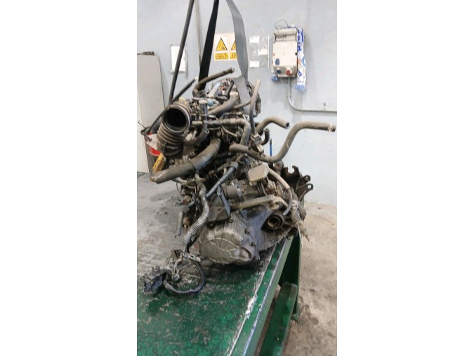 MOTOR CON ACCESORIOS Y CAJA DE CAMBIOS TOYOTA AVENSIS 2004
