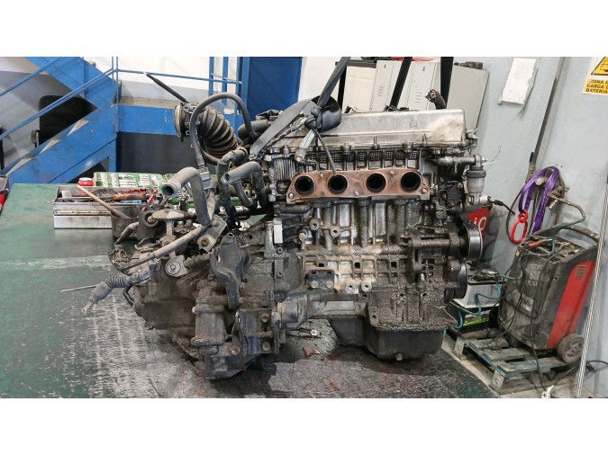 MOTOR CON ACCESORIOS Y CAJA DE CAMBIOS TOYOTA AVENSIS 2004