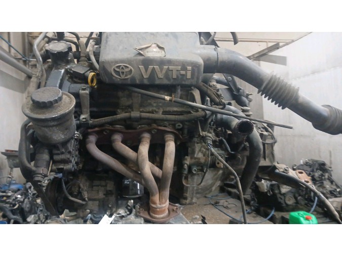 MOTOR CON ACCESORIOS Y CAJA DE CAMBIOS TOYOTA YARIS 2001