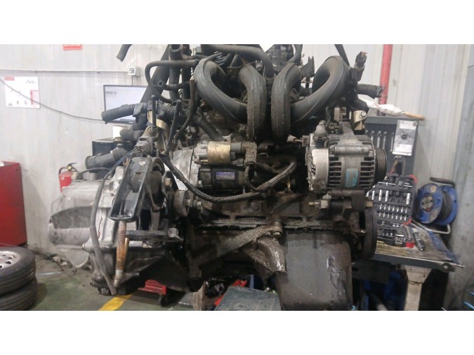 MOTOR CON ACCESORIOS Y CAJA DE CAMBIOS TOYOTA YARIS 2001