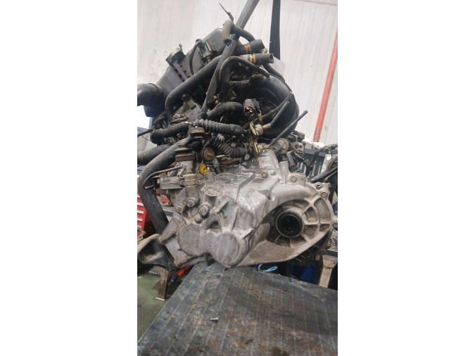 MOTOR CON ACCESORIOS Y CAJA DE CAMBIOS TOYOTA YARIS 2001