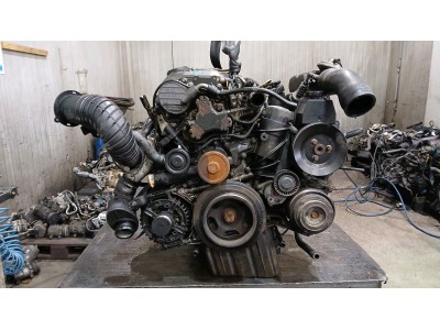 MOTOR CON ACCESORIOS Y CAJA DE CAMBIOS MERCEDES E 220 CDI 1998