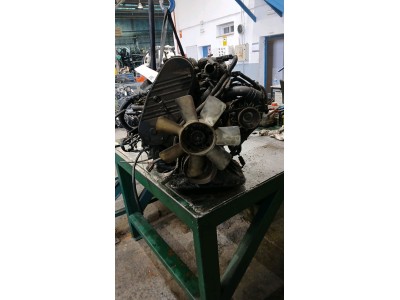 MOTOR CON ACCESORIOS Y CAJA DE CAMBIOS NISSAN VANETTE 1995