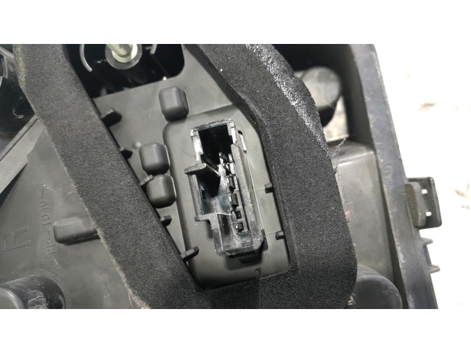 PILOTO TRASERO DERECHO DACIA SANDERO 2017