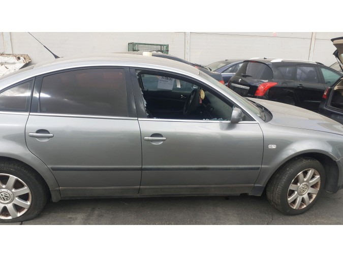 REJILLA IZQUIERDA PARAGOLPES DELANTERO VOLKSWAGEN PASSAT 2002