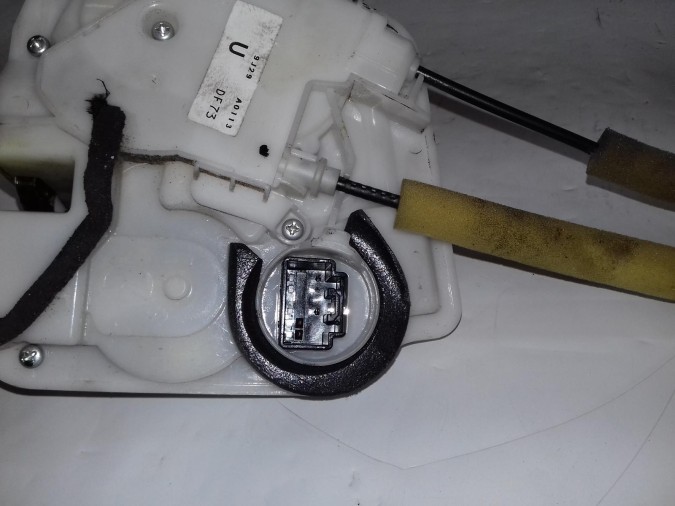 CERRADURA PUERTA DELANTERA DERECHA MAZDA 2 2010
