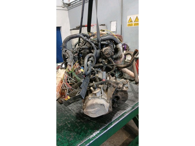 MOTOR CON ACCESORIOS Y CAJA DE CAMBIOS PEUGEOT PART CBPRO 1 9D 2000