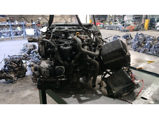MOTOR CON ACCESORIOS Y CAJA DE CAMBIOS  2001