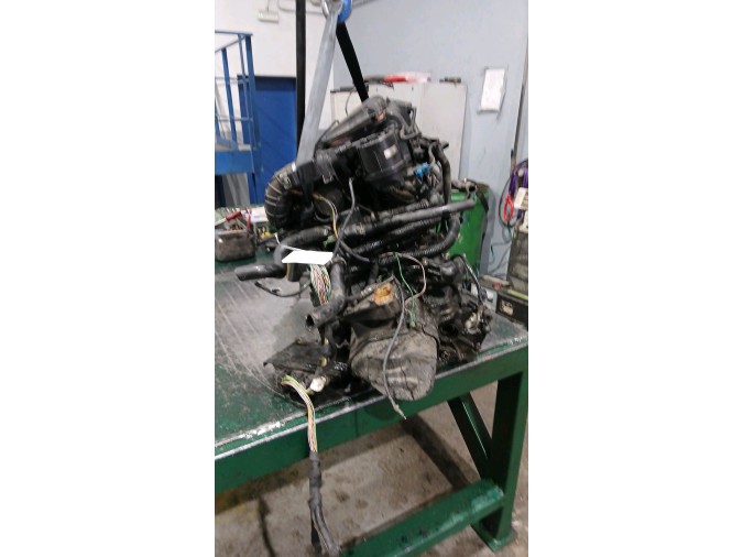 MOTOR CON ACCESORIOS Y CAJA DE CAMBIOS  2002