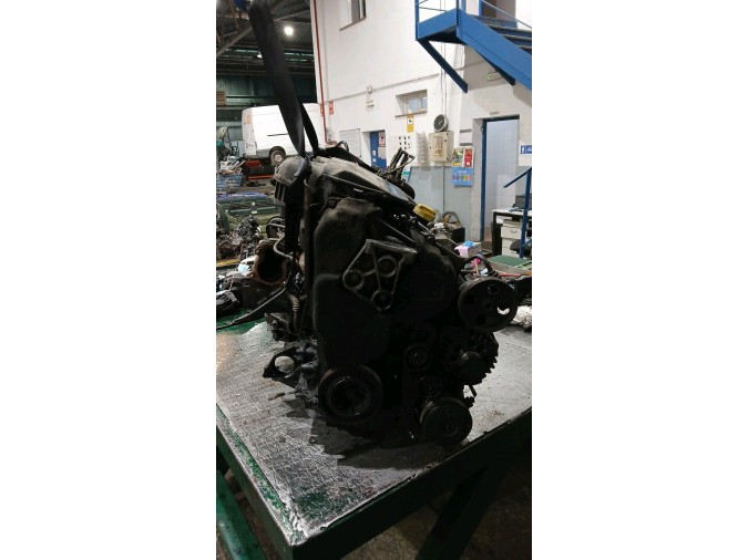 MOTOR CON ACCESORIOS Y CAJA DE CAMBIOS NISSAN PRIMASTAR 2004