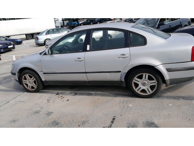 PILOTO TRASERO DERECHO VOLKSWAGEN PASSAT 1999