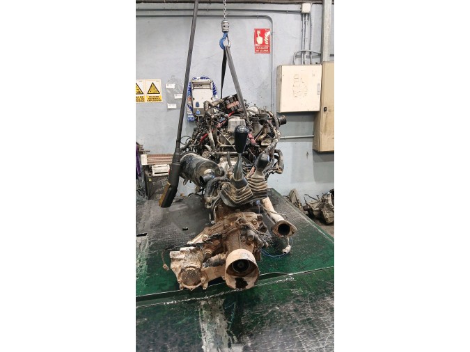 MOTOR CON ACCESORIOS Y CAJA DE CAMBIOS HYUNDAI GALLOPER 2000