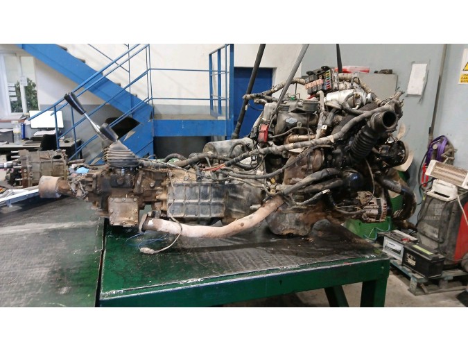MOTOR CON ACCESORIOS Y CAJA DE CAMBIOS HYUNDAI GALLOPER 2000