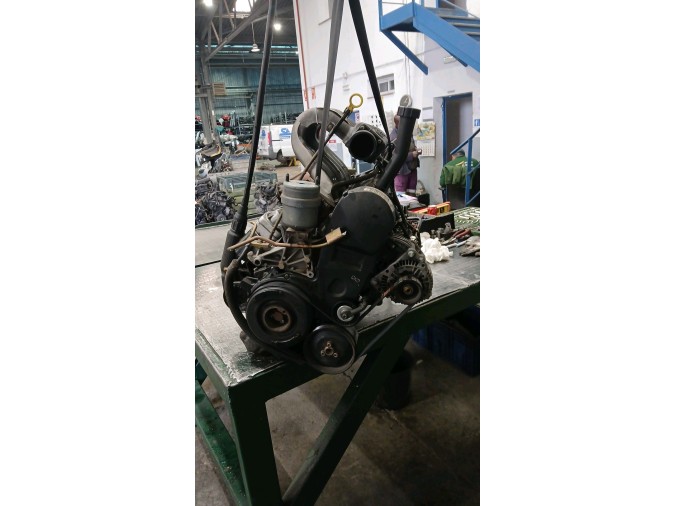 MOTOR CON ACCESORIOS Y CAJA DE CAMBIOS  1996