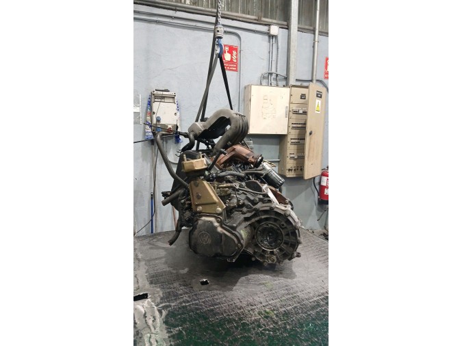 MOTOR CON ACCESORIOS Y CAJA DE CAMBIOS  1996