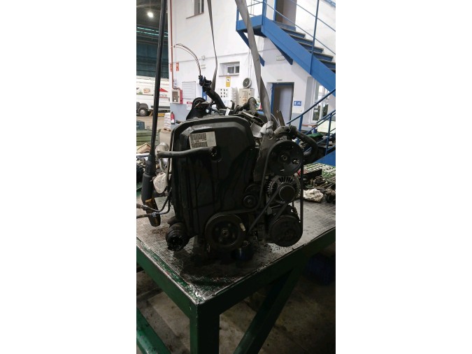 MOTOR CON ACCESORIOS SIN CAJA DE CAMBIOS VOLVO 8744161121 1998