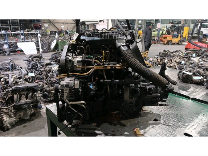 MOTOR CON ACCESORIOS SIN CAJA DE CAMBIOS RENAULT CLIO 2003