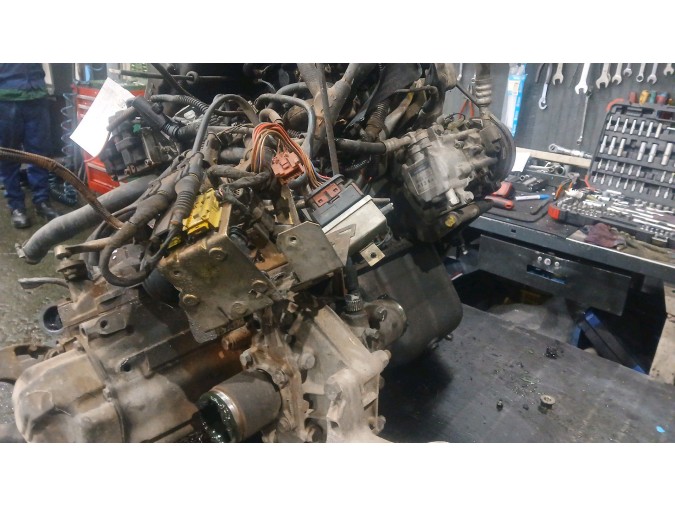 MOTOR CON ACCESORIOS Y CAJA DE CAMBIOS FIAT PUNTO