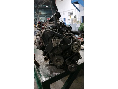 MOTOR CON ACCESORIOS Y CAJA DE CAMBIOS  2002