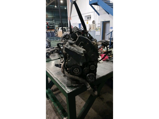MOTOR CON ACCESORIOS Y CAJA DE CAMBIOS CITROEN SAXO 2000